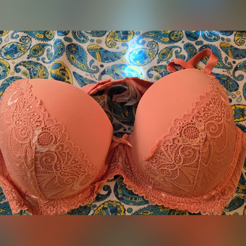 An under wire lace bra Sz. 44B.